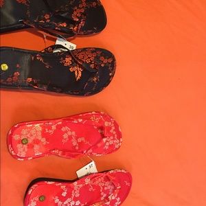 Black & gold flip flops & red & gold